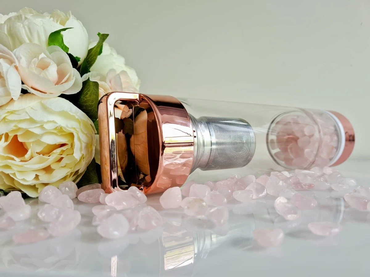Duurzame Waterfles Met Kristal - Roségoud - Roestvrij Staal - Rozenkwarts Edelstenen - Verrijkt En Verzacht Water - Inclusief Thee/fruit Infuser - Edelstenen - 550 Ml - Waterfles - Drinkfles 7 Duurzame Waterfles Met Kristal - Roségoud - Roestvrij Staal - Rozenkwarts Edelstenen - Verrijkt En Verzacht Water - Inclusief Thee/fruit Infuser - Edelstenen - 550 Ml - Waterfles - Drinkfles - Afbeelding 7