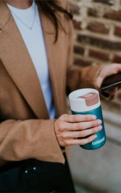 Kambukka Olympus Thermosbeker 300 Ml - Makkelijk Reinigen - Lekvrije Koffiebeker - RVS - Enchanted Forest -Drinkwater Apparaat Winkel 753x1200