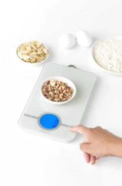 Brabantia Tasty+ Keukenweegschaal Digitaal - Op Batterijen - Light Grey -Drinkwater Apparaat Winkel 788x1200 1