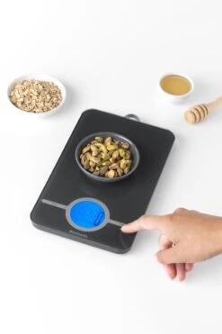 Brabantia Tasty+ Keukenweegschaal Digitaal - Op Batterijen - Dark Grey -Drinkwater Apparaat Winkel 800x1200 29