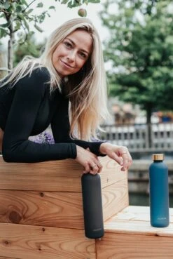 Aquachic - 1L Waterfles Met 2 Doppen En Tijdsmarkeringen - Lekvrij & Licht - Duurzaam - Nederlands Merk - Drink Fles / Bidon- Blauw 1 Liter -Drinkwater Apparaat Winkel 804x1200 1