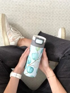 Kambukka Etna Thermosbeker 500 Ml - Makkelijk Reinigen - Lekvrije Koffiebeker - Eucalyptus Leaves 19 Kambukka Etna Thermosbeker 500 Ml - Makkelijk Reinigen - Lekvrije Koffiebeker - Eucalyptus Leaves -Drinkwater Apparaat Winkel 900x1200 5