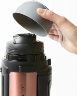 Lock&Lock Thermoskan - Isoleerkan - Thee En Koffie - Lekvrij - 1,5 Liter - RVS - Inklapbaar Handvat - Koper Roze 9 Lock&Lock Thermoskan - Isoleerkan - Thee En Koffie - Lekvrij - 1,5 Liter - RVS - Inklapbaar Handvat - Koper Roze -Drinkwater Apparaat Winkel 967x1200